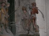 [Cliquez pour agrandir : 82 Kio] Amiens - La cathédrale : détail du bas-relief montrant la décapitation de Saint-Firmin.