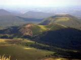 [Cliquez pour agrandir : 57 Kio] Puy-de-Dôme - La chaîne des puys.