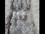 [Cliquez pour agrandir : 88 Kio] Xi'an - Le mausolée de l'empereur Qin Shihuang : l'armée de terre cuite : le puits n°1.