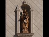 [Cliquez pour agrandir : 80 Kio] Tucson - Saint Augustine cathedral: the back part: statue of the Virgin with the Child.