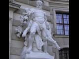 [Cliquez pour agrandir : 69 Kio] Autriche : Vienne - La place Saint-Michel : Statue.