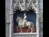 [Cliquez pour agrandir : 110 Kio] Blois - Le château : statue équestre de Louis XII, au dessus de son symbole : le porc-épic.