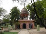 [Cliquez pour agrandir : 178 Kio] Bharatpur - Le Keoladeo Ghana National Park : petit temple.