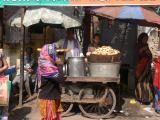 [Cliquez pour agrandir : 170 Kio] Agra - Vendeur dans une rue.