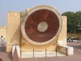 [Cliquez pour agrandir : 100 Kio] Jaipur - L'observatoire Jantar Mantar : instrument équatorial.