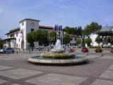 [Cliquez pour agrandir : 86 Kio] Anglet - La mairie vue depuis le parvis de l'église.