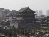 [Cliquez pour agrandir : 80 Kio] Xi'an - La tour du tambour vue de la tour de la cloche.