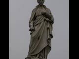 [Cliquez pour agrandir : 35 Kio] Azpeitia - La basilique Saint-Ignace : l'extérieur : statue de Saint-Ignace.