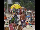 [Cliquez pour agrandir : 117 Kio] Rio de Janeiro - La plage d'Ipanema : vendeur de maillots de bain.