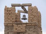 [Cliquez pour agrandir : 83 Kio] Taos Pueblo - The church of San Geronimo: the old chapel: the bell tower.