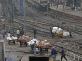 [Cliquez pour agrandir : 153 Kio] Delhi - Porteurs en gare de New Delhi.