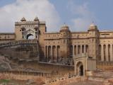 [Cliquez pour agrandir : 120 Kio] Jaipur - Le fort d'Amber : les portes et murailles.