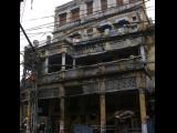 [Cliquez pour agrandir : 151 Kio] Delhi - Belle façade en mauvais état.