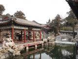 [Cliquez pour agrandir : 116 Kio] Pékin - Le parc Beihai : la salle de la paix de l'esprit : jardin intérieur.