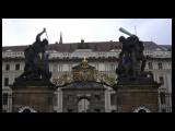 [Cliquez pour agrandir : 58 Kio] Prague - Le château : la première cour : le portail.