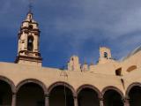 [Cliquez pour agrandir : 79 Kio] Mexico - L'église Saint-Bernardin-de-Sienne : le cloître et le clocher.