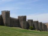 [Cliquez pour agrandir : 70 Kio] Ávila - Les remparts : vue générale.