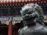 [Cliquez pour agrandir : 103 Kio] Pékin - Le nouveau palais d'été : la tour du parfum du Bouddha : statue à l'entrée.
