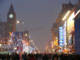 [Cliquez pour agrandir : 82 Kio] Pékin - La rue Wangfujing, de nuit.