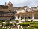 [Cliquez pour agrandir : 161 Kio] Jaipur - Le fort d'Amber : le hall des audiences privées (Diwan-i-Khas) : jardins.