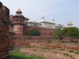 [Cliquez pour agrandir : 120 Kio] Agra - Le fort : les remparts.