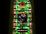[Cliquez pour agrandir : 103 Kio] Nanteuil-le-Haudouin - L'église Saint-Pierre : vitrail : la charité : Saint Vincent de Paul.