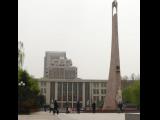 [Cliquez pour agrandir : 51 Kio] Xi'an - L'Université Jiaotong : monument et bâtiments du campus.