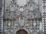 [Cliquez pour agrandir : 174 Kio] Mexico - L'église Saint-François : très beau portail de pierre : détail.