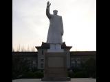 [Cliquez pour agrandir : 45 Kio] Shanghai - L'Université Normale de la Chine de l'Est : le campus de Putuo : bâtiment principal et statue de Mao Zedong.