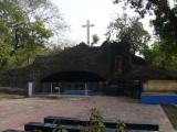 [Cliquez pour agrandir : 166 Kio] Agra - La cathédrale de l'Immaculée Conception : grotte de Lourdes.