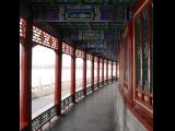 [Cliquez pour agrandir : 101 Kio] Pékin - Le parc Beihai : couloir traditionnel.