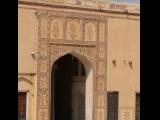 [Cliquez pour agrandir : 123 Kio] Jaipur - Le fort d'Amber : le hall des audiences privées (Diwan-i-Khas) : porte.
