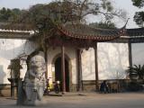 [Cliquez pour agrandir : 113 Kio] Hangzhou - Bâtiment et sculptures traditionnels près du lac Ouest.