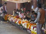 [Cliquez pour agrandir : 164 Kio] Jaipur - Vendeurs de fleurs dans une rue.