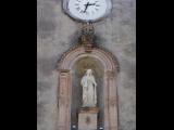 [Cliquez pour agrandir : 110 Kio] La Bastide-Clairence - L'église Notre-Dame-de-l'Assomption : la façade : statue de la Vierge.