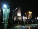[Cliquez pour agrandir : 82 Kio] Lishui - Le centre-ville, de nuit.