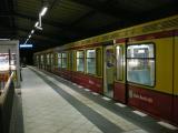 [Cliquez pour agrandir : 86 Kio] Berlin - Le métro : rame en station.