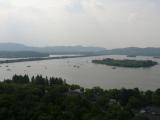 [Cliquez pour agrandir : 47 Kio] Hangzhou - La pagode Leifeng : le lac de l'Ouest vu de la pagode.