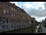 [Cliquez pour agrandir : 91 Kio] Douai - La place du Marché-au-Poisson : maisons surplombant la Scarpe.