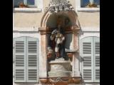 [Cliquez pour agrandir : 102 Kio] Auxerre - La place Saint-Nicolas : statue de Saint Nicolas.