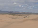 [Cliquez pour agrandir : 37 Kio] California - Imperial Sand Dunes: road and mountains.