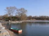 [Cliquez pour agrandir : 73 Kio] Pékin - Parc Yuanmingyuan : vue générale du lac gelé.