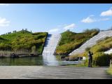 [Cliquez pour agrandir : 129 Kio] La Courneuve - Le parc Georges-Valbon : étang, cascades et oies de Bernache.