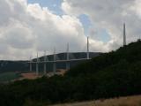 [Cliquez pour agrandir : 53 Kio] Millau - Le viaduc vu de l'aire d'autoroute.