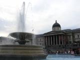 [Cliquez pour agrandir : 62 Kio] London - Trafalgar Square : the National Museum and a fountain.