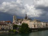 [Cliquez pour agrandir : 77 Kio] Meaux - La Marne, la cathédrale et l'hôtel de ville.