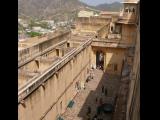 [Cliquez pour agrandir : 155 Kio] Jaipur - Le fort d'Amber : allée et cuves.