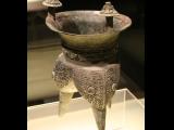 [Cliquez pour agrandir : 62 Kio] Shanghai - Le Shanghai Museum : récipient en bronze.