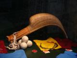 [Cliquez pour agrandir : 66 Kio] Pays Basque - Une chistera et des pelotes dans une vitrine.