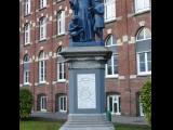 [Cliquez pour agrandir : 128 Kio] Villeneuve-d'Ascq - L'école Saint-Adrien : statue de Saint-Jean-Baptiste de la Salle.